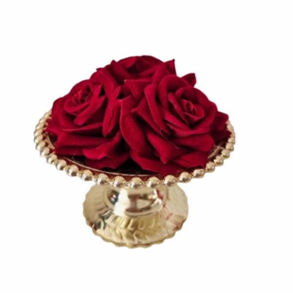 Suporte dourado com rosas vermelhas